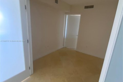 Condo in Hallandale Beach, Florida, 2 bedrooms № 2243285 - photo 4