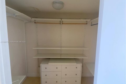 Condo in Hallandale Beach, Florida, 2 bedrooms № 2243285 - photo 9