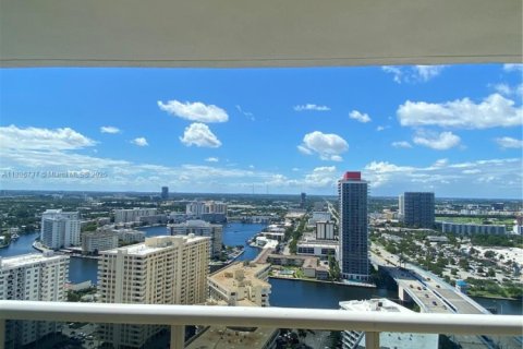 Condo in Hallandale Beach, Florida, 2 bedrooms  № 2243285