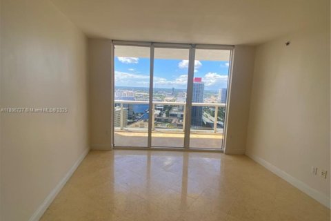 Condo in Hallandale Beach, Florida, 2 bedrooms № 2243285 - photo 10