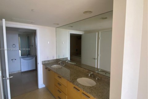 Condo in Hallandale Beach, Florida, 2 bedrooms № 2243285 - photo 7