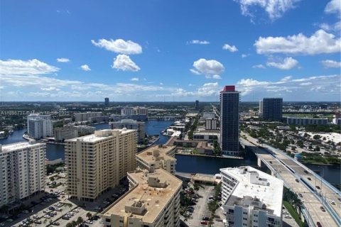 Condo in Hallandale Beach, Florida, 2 bedrooms № 2243285 - photo 15