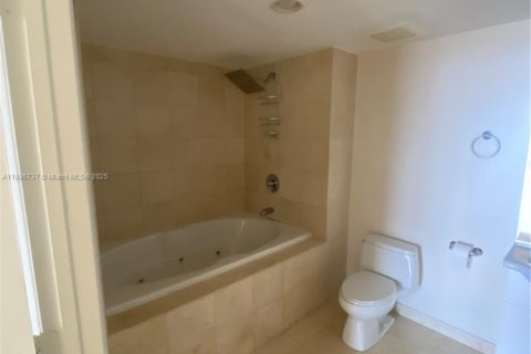Condo in Hallandale Beach, Florida, 2 bedrooms № 2243285 - photo 8