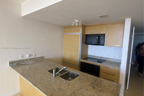 Condo in Hallandale Beach, Florida, 2 bedrooms № 2243285 - photo 12