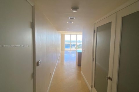Condo in Hallandale Beach, Florida, 2 bedrooms № 2243285 - photo 3