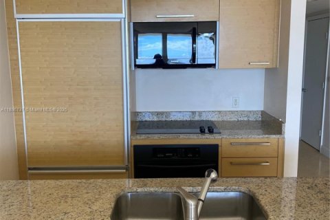Condo in Hallandale Beach, Florida, 2 bedrooms № 2243285 - photo 13