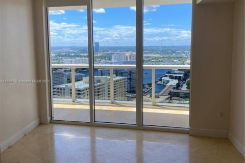 Condo in Hallandale Beach, Florida, 2 bedrooms № 2243285 - photo 5