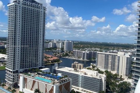 Condo in Hallandale Beach, Florida, 2 bedrooms № 2243285 - photo 16