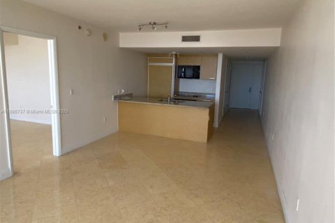 Condo in Hallandale Beach, Florida, 2 bedrooms № 2243285 - photo 11