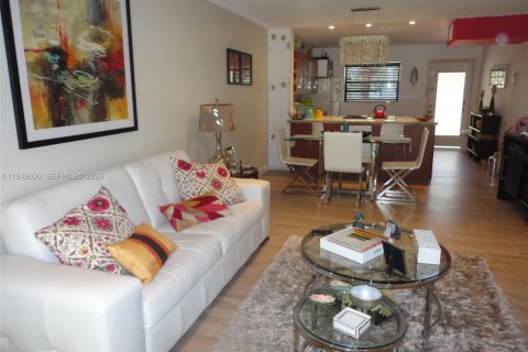 Condo in Tamarac, Florida, 2 bedrooms  № 2005081 - photo 13