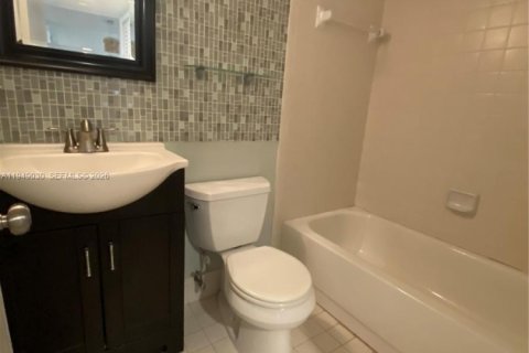 Condo in Tamarac, Florida, 2 bedrooms  № 2005081 - photo 25