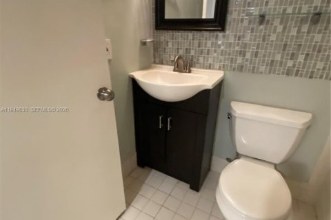 Condo in Tamarac, Florida, 2 bedrooms  № 2005081 - photo 26