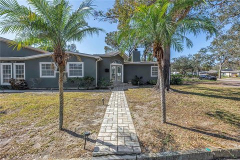 House in Saint Petersburg, Florida 3 bedrooms, 206.99 sq.m. № 1552865 - photo 3