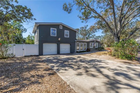 House in Saint Petersburg, Florida 3 bedrooms, 206.99 sq.m. № 1552865 - photo 5