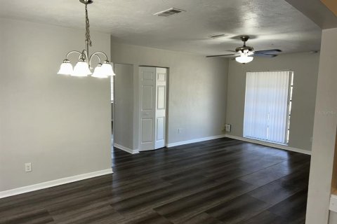 Villa ou maison à louer à Spring Hill, Floride: 2 chambres, 95.69 m2 № 2109533 - photo 4