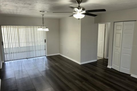 Villa ou maison à louer à Spring Hill, Floride: 2 chambres, 95.69 m2 № 2109533 - photo 5