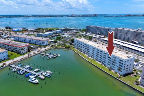 Condo in Gulfport, Florida, 2 bedrooms  № 1815671 - photo 1