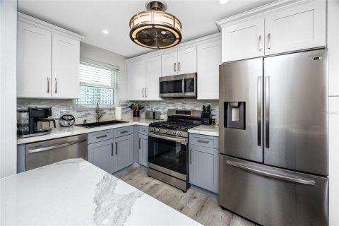 Condo in Gulfport, Florida, 2 bedrooms  № 1815671 - photo 12