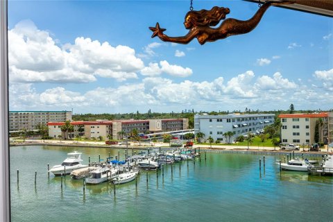 Condo in Gulfport, Florida, 2 bedrooms  № 1815671 - photo 23