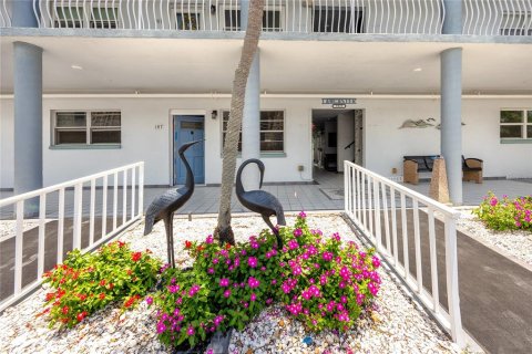 Condo in Gulfport, Florida, 2 bedrooms  № 1815671 - photo 8