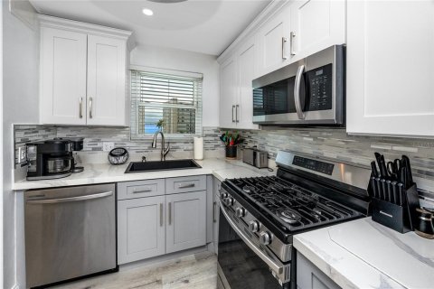 Condo in Gulfport, Florida, 2 bedrooms  № 1815671 - photo 13
