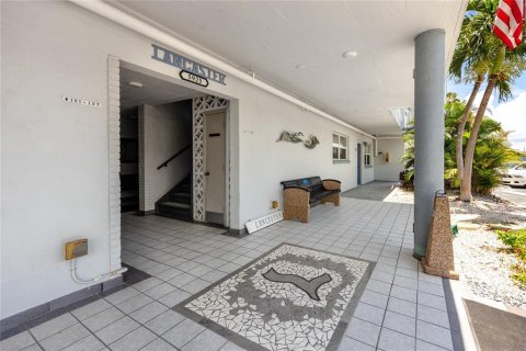 Condo in Gulfport, Florida, 2 bedrooms  № 1815671 - photo 9