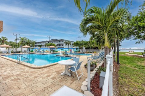 Condo in Gulfport, Florida, 2 bedrooms  № 1815671 - photo 6