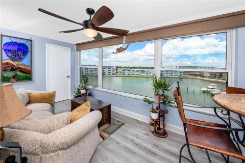 Condo in Gulfport, Florida, 2 bedrooms  № 1815671 - photo 21