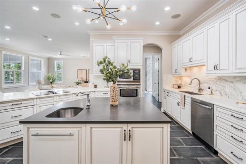 Casa en venta en Tampa, Florida, 5 dormitorios, 390.56 m2 № 1803761 - foto 5