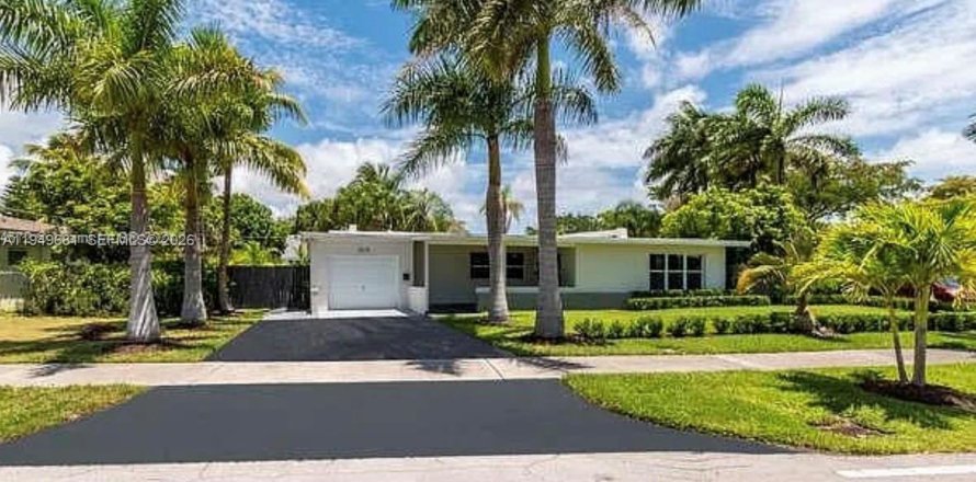 Дом в Норт-Майами, Флорида 3 спальни, 152.45м2 № 2005520