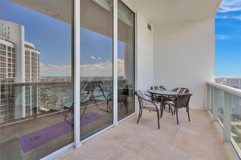 Condo in Sunny Isles Beach, Florida, 2 bedrooms  № 2047395 - photo 11