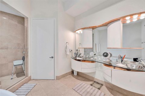 Condo in Sunny Isles Beach, Florida, 2 bedrooms  № 2047395 - photo 18