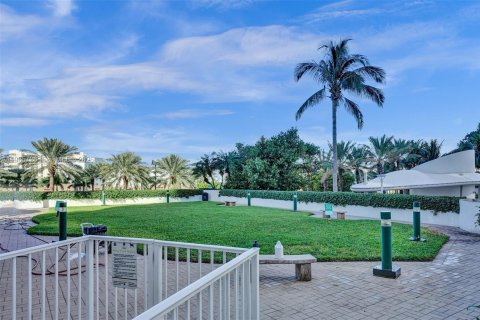 Condo in Sunny Isles Beach, Florida, 2 bedrooms  № 2047395 - photo 27