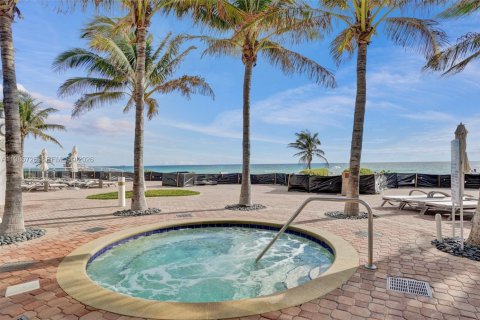 Condo in Sunny Isles Beach, Florida, 2 bedrooms  № 2047395 - photo 30