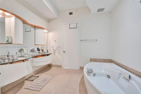 Condo in Sunny Isles Beach, Florida, 2 bedrooms  № 2047395 - photo 19