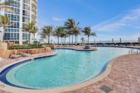 Condo in Sunny Isles Beach, Florida, 2 bedrooms  № 2047395 - photo 29