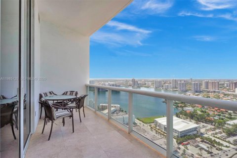 Condo in Sunny Isles Beach, Florida, 2 bedrooms  № 2047395 - photo 9