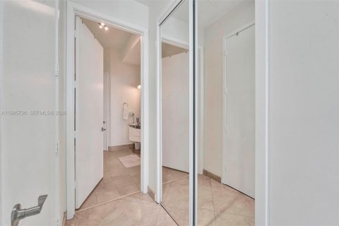Condo in Sunny Isles Beach, Florida, 2 bedrooms  № 2047395 - photo 17