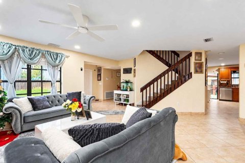 Villa ou maison à louer à Pembroke Pines, Floride: 4 chambres, 211.45 m2 № 2387079 - photo 3
