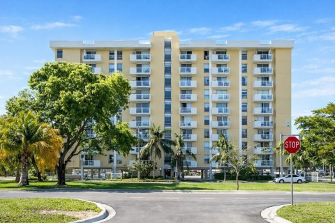 Condo à North Miami, Floride, 1 chambre  № 2289429