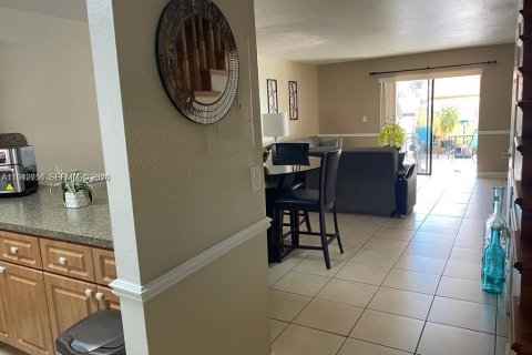 Touwnhouse à louer à Hialeah, Floride: 2 chambres, 93.18 m2 № 2000131 - photo 3