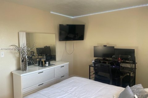 Touwnhouse à louer à Hialeah, Floride: 2 chambres, 93.18 m2 № 2000131 - photo 17