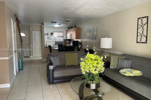 Touwnhouse à louer à Hialeah, Floride: 2 chambres, 93.18 m2 № 2000131 - photo 6