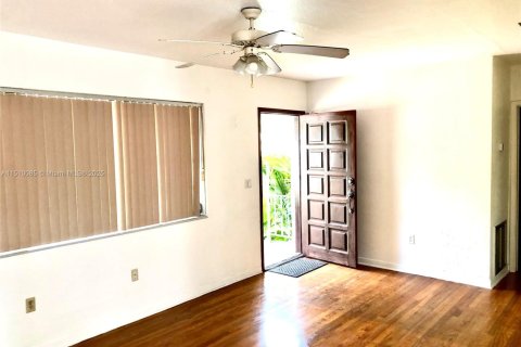 House in Miami, Florida 3 bedrooms, 81.29 sq.m. № 935719 - photo 21