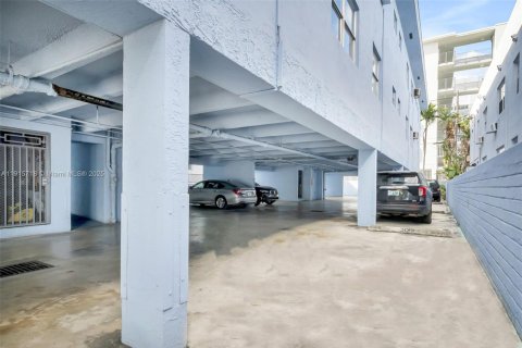 Condo in Miami Beach, Florida, 1 bedroom  № 1971803 - photo 15
