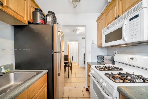 Condo in Miami Beach, Florida, 1 bedroom  № 1971803 - photo 12