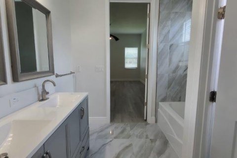 House in Punta Gorda, Florida 3 bedrooms, 205.69 sq.m. № 1684837 - photo 18