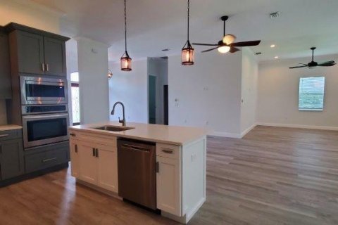 House in Punta Gorda, Florida 3 bedrooms, 205.69 sq.m. № 1684837 - photo 9