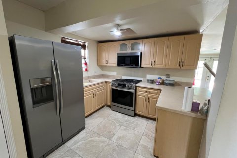 House in Lake Worth, Florida 2 bedrooms, 92.25 sq.m. № 2378839 - photo 6