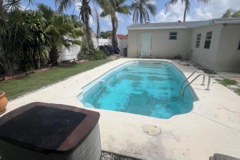 House in Lake Worth, Florida 2 bedrooms, 92.25 sq.m. № 2378839 - photo 9